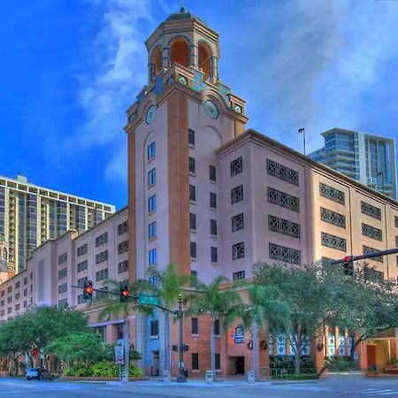 Spacious Studio Apartment Near Nightlife & Dining! St. Petersburg Luaran gambar