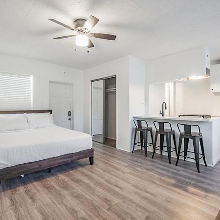 Spacious Studio Apartment Near Nightlife & Dining! St. Petersburg Luaran gambar