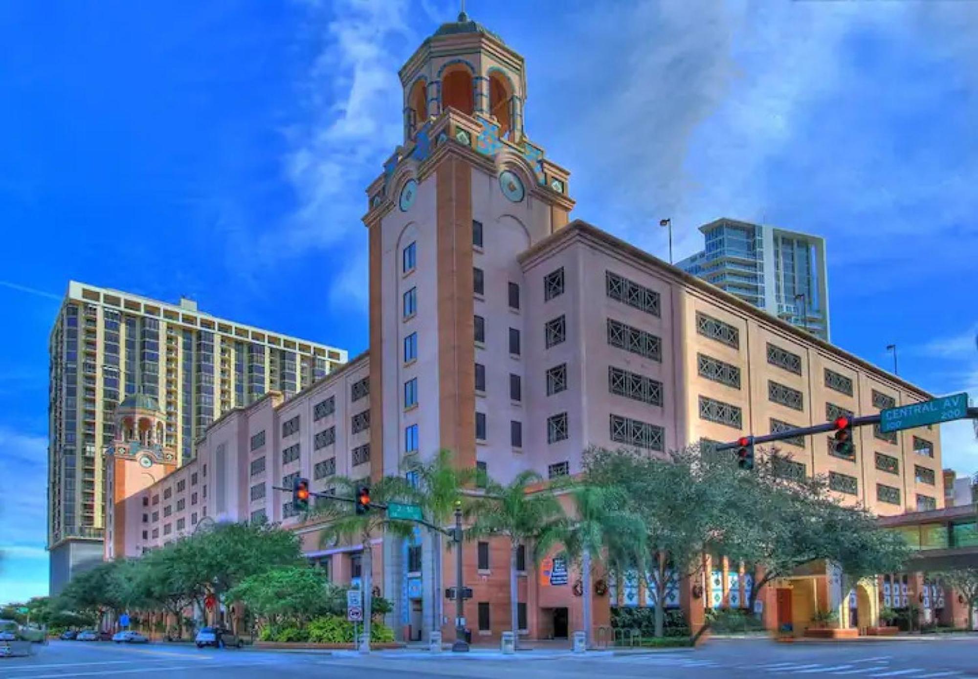 Spacious Studio Apartment Near Nightlife & Dining! St. Petersburg Luaran gambar