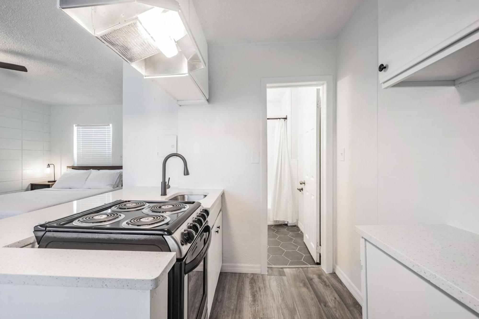 Spacious Studio Apartment Near Nightlife & Dining! St. Petersburg Luaran gambar