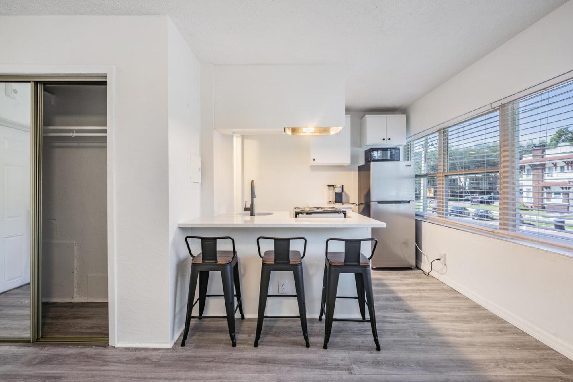 Spacious Studio Apartment Near Nightlife & Dining! St. Petersburg Luaran gambar