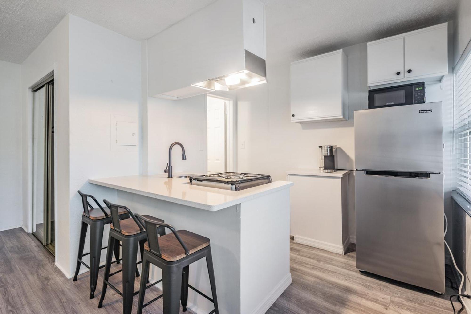 Spacious Studio Apartment Near Nightlife & Dining! St. Petersburg Luaran gambar