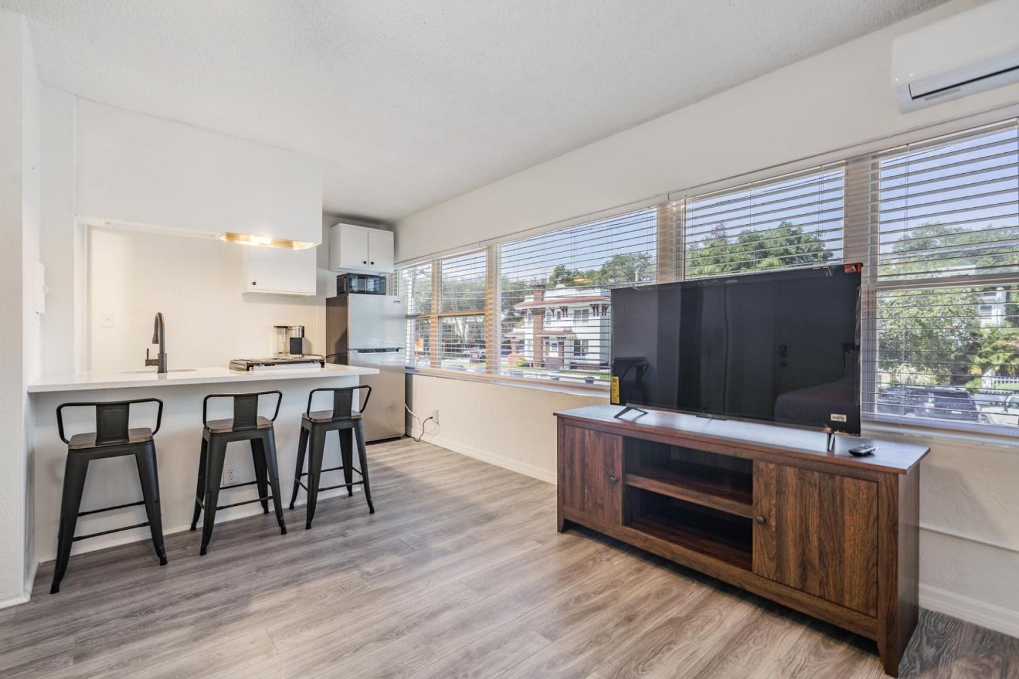 Spacious Studio Apartment Near Nightlife & Dining! St. Petersburg Luaran gambar