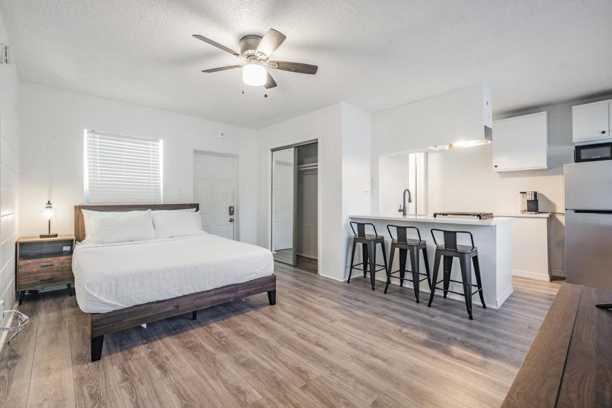 Spacious Studio Apartment Near Nightlife & Dining! St. Petersburg Luaran gambar