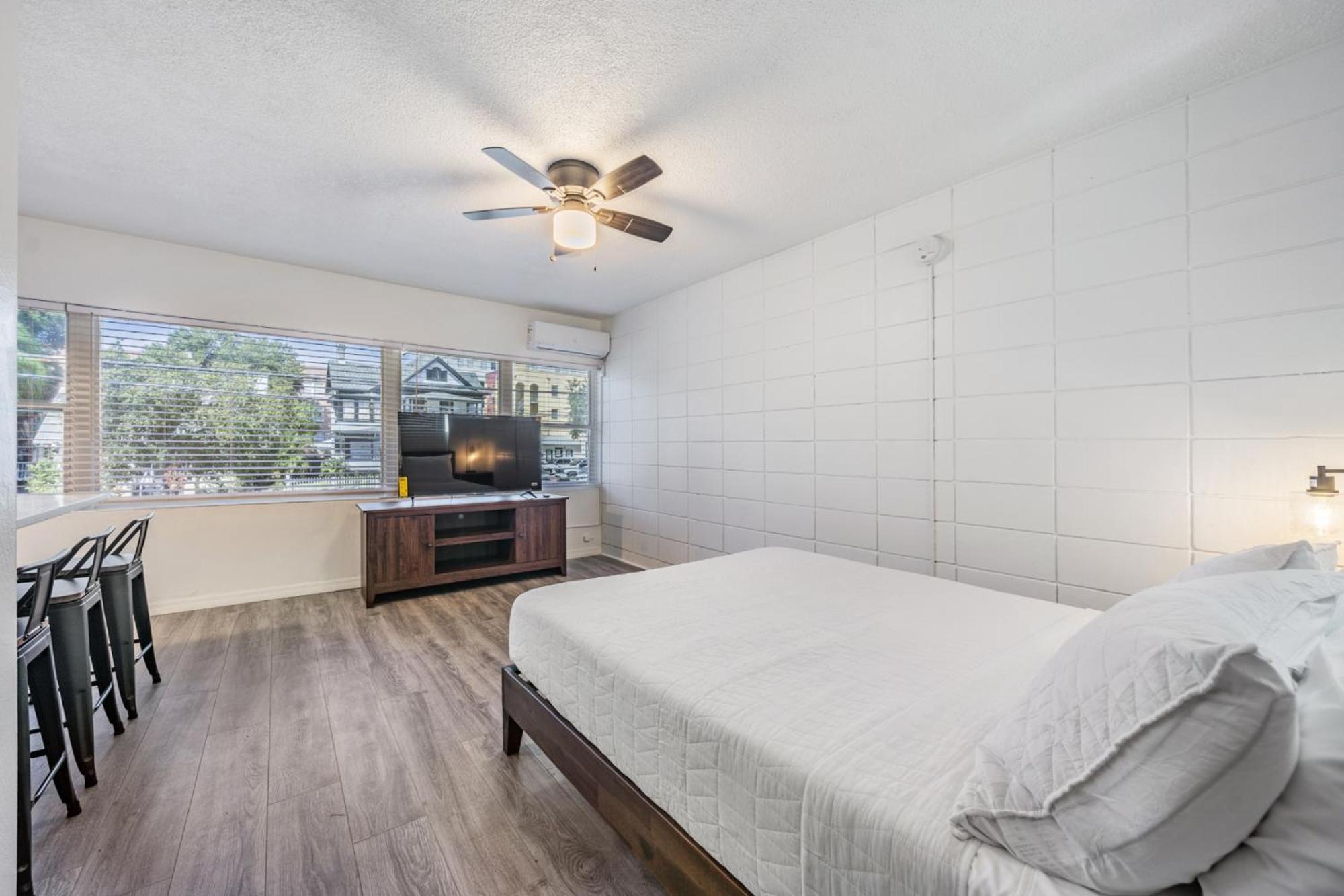 Spacious Studio Apartment Near Nightlife & Dining! St. Petersburg Luaran gambar