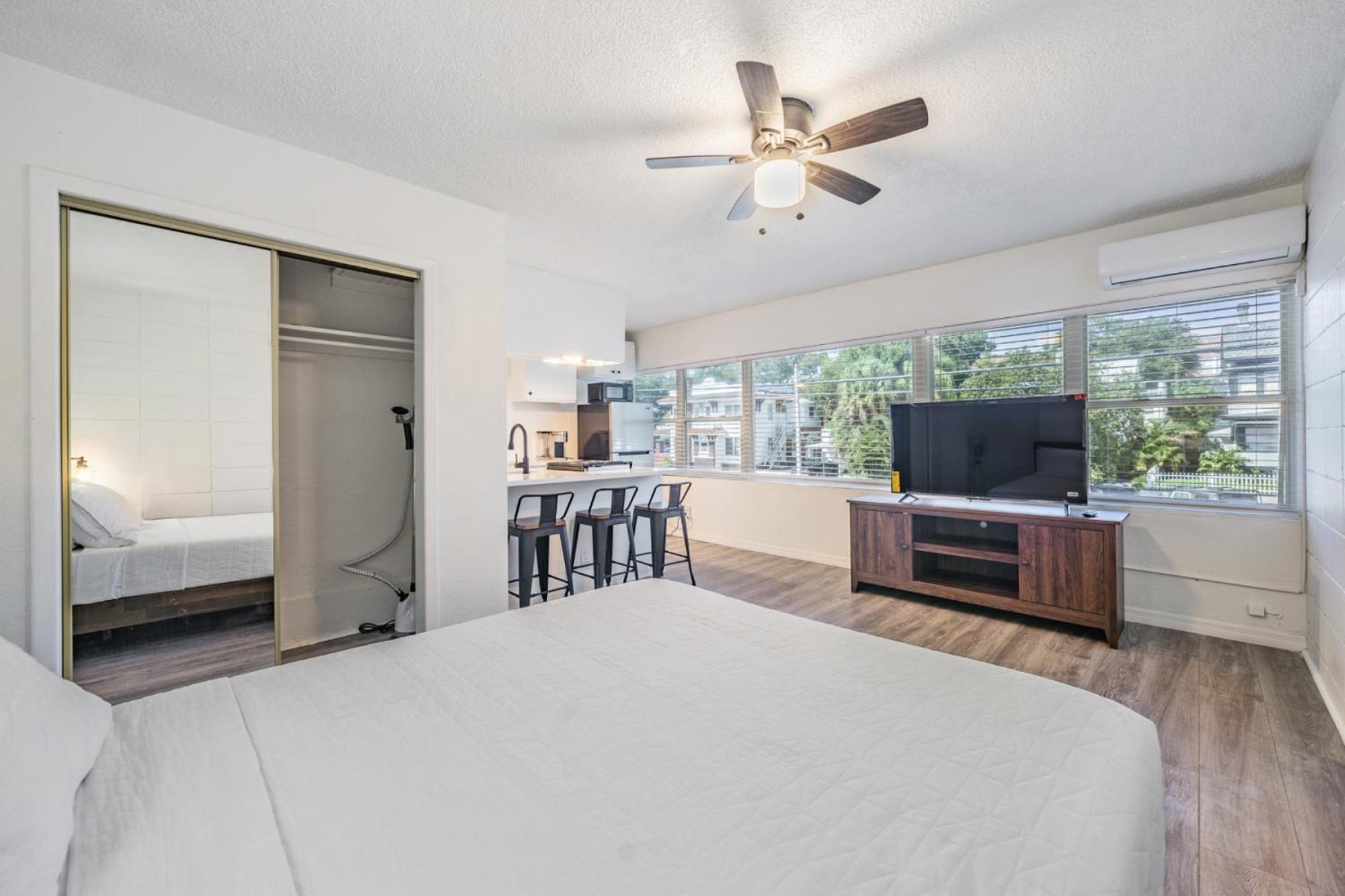 Spacious Studio Apartment Near Nightlife & Dining! St. Petersburg Luaran gambar